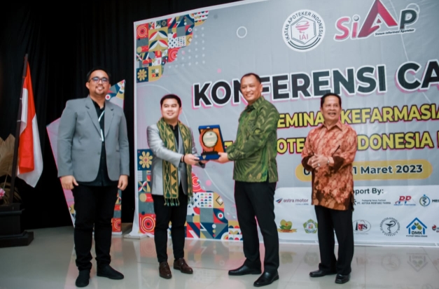 Sekda Konawe Buka Konfercab dan Seminar Kefarmasian