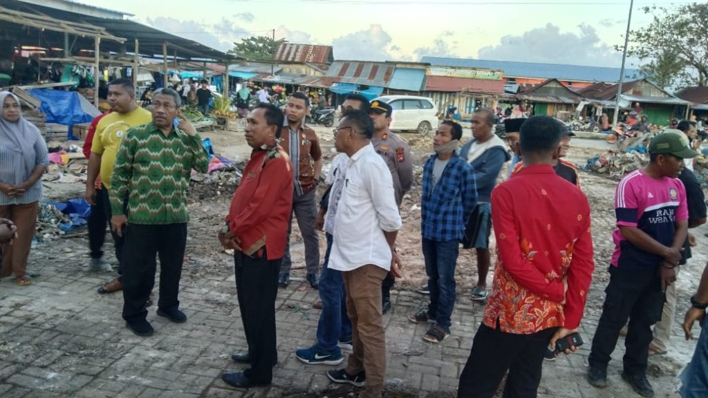 Satpol PP Muna Bergerak Cepat Tertibkan Lapak dan Kios Di Bahu Jalan Di Pasar Laino