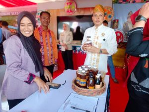 Bupati Konawe Apresiasi UMKM Binaan Dekranasda di Pameran HUT ke-61 Sultra