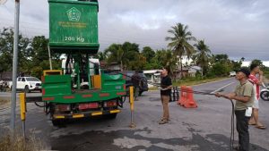 Sigap Atasi Kerusakan, Dishub Konawe Ganti Lampu Merkuri di Simpang Empat Indomaret Inaalahi
