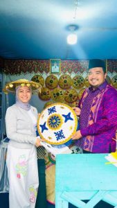 Ketua Dekranasda Konawe Apresiasi Kerajinan Anyaman Topi Khas Suku Tolaki di Desa Baeni