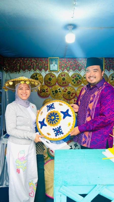 Ketua Dekranasda Konawe Apresiasi Kerajinan Anyaman Topi Khas Suku Tolaki di Desa Baeni